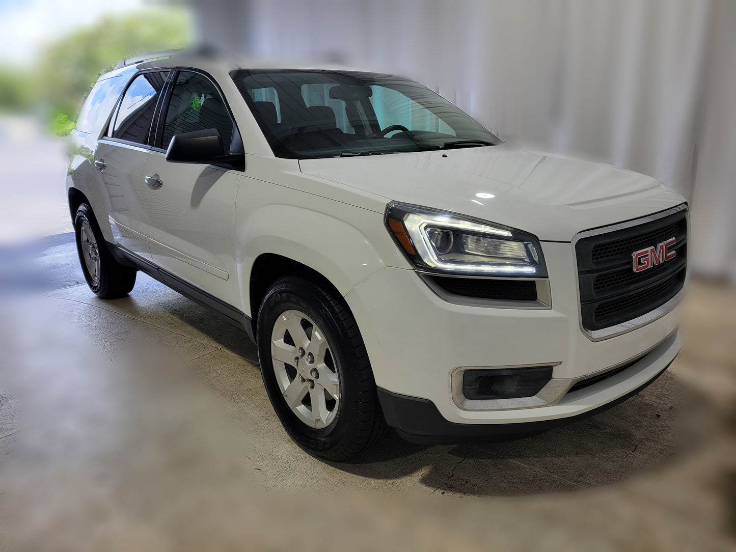 White GMC Acadia (7Seats) For Rent-$70 A Day-Week $62.28 A Day-2 Weeks $56 A Day