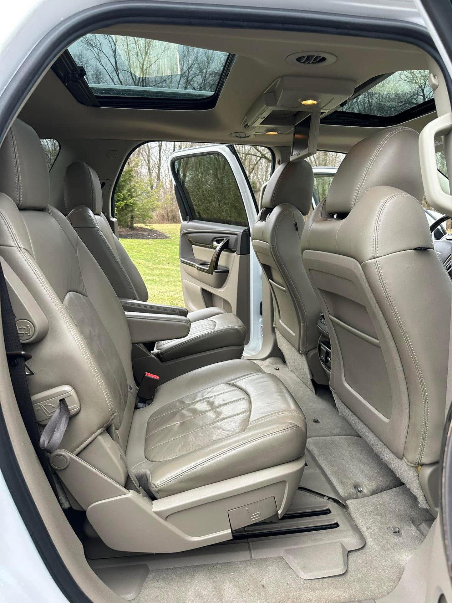 White GMC Acadia (7Seats) For Rent-$70 A Day/1 Week $65 A Day/2 Weeks $60 A Day