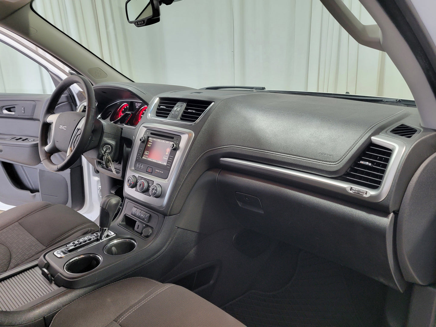 White GMC Acadia (7Seats) For Rent-$70 A Day-Week $62.28 A Day-2 Weeks $56 A Day