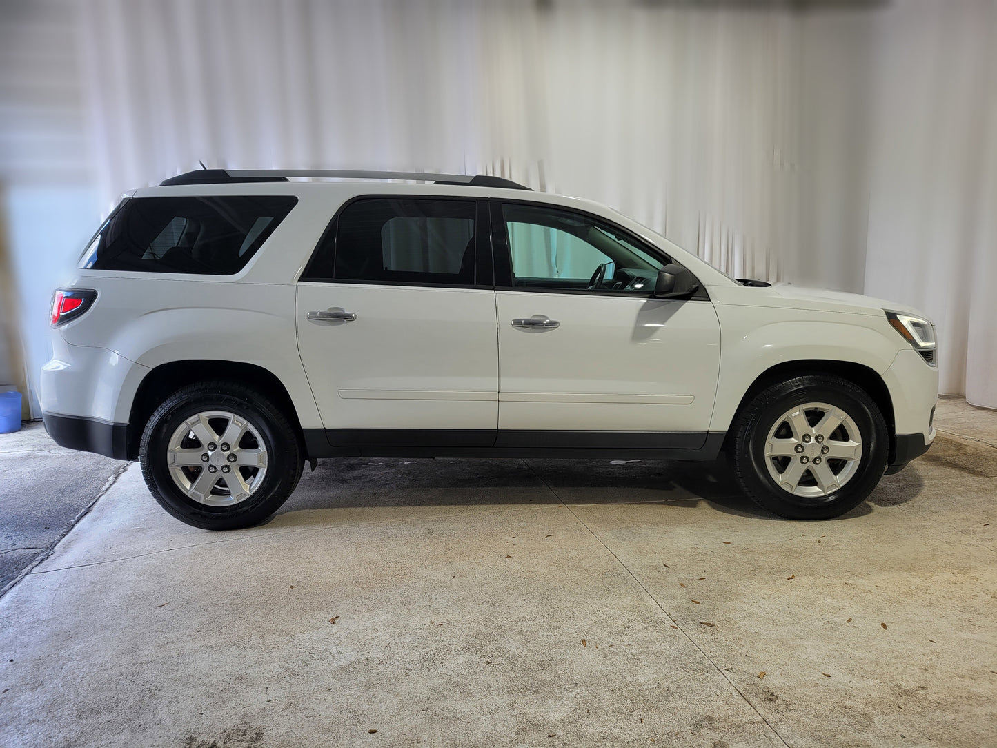 White GMC Acadia (7Seats) For Rent-$70 A Day-Week $62.28 A Day-2 Weeks $56 A Day