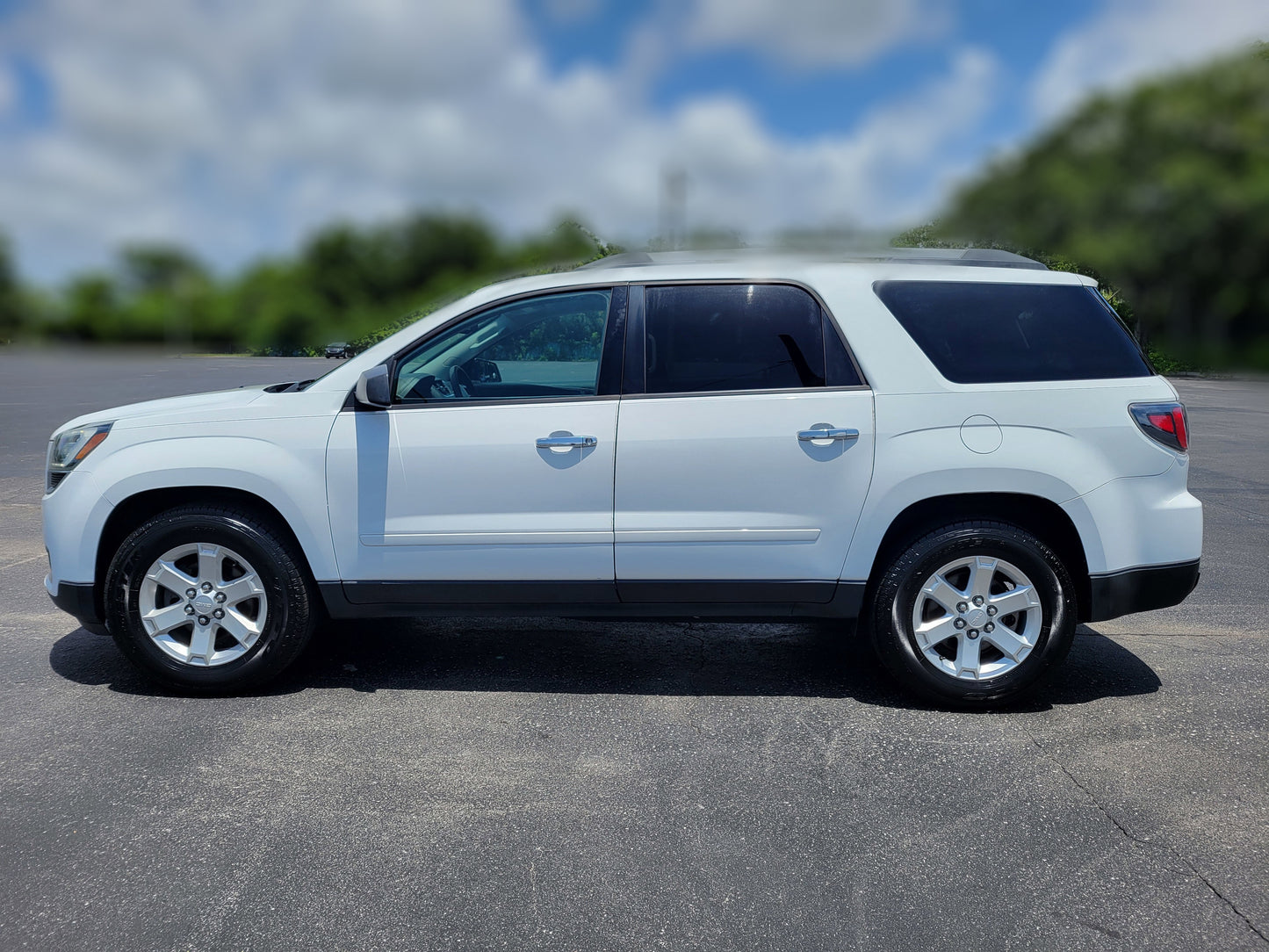 White GMC Acadia (7Seats) For Rent-$70 A Day-Week $62.28 A Day-2 Weeks $56 A Day