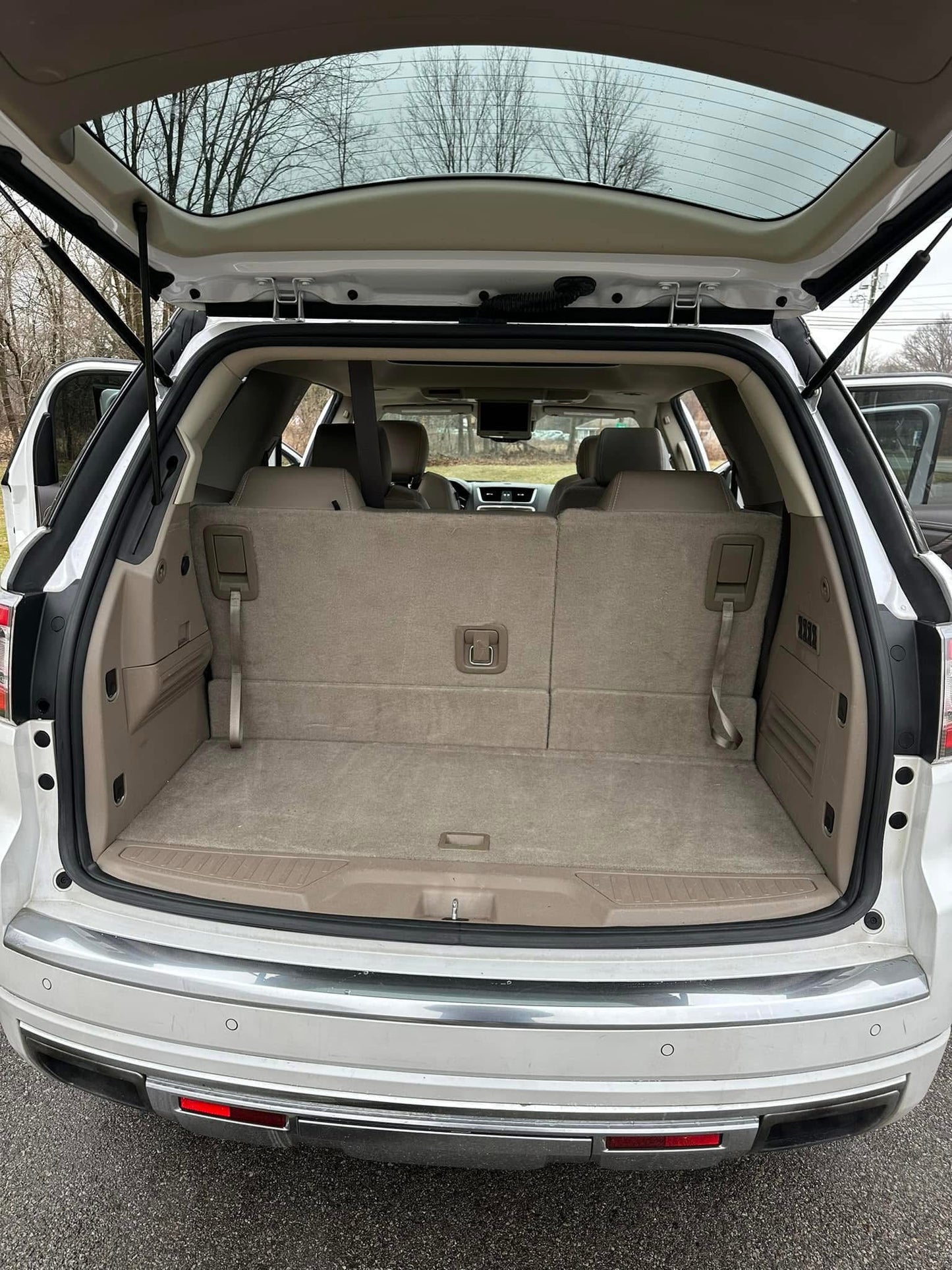 White GMC Acadia (7Seats) For Rent-$70 A Day/1 Week $65 A Day/2 Weeks $60 A Day